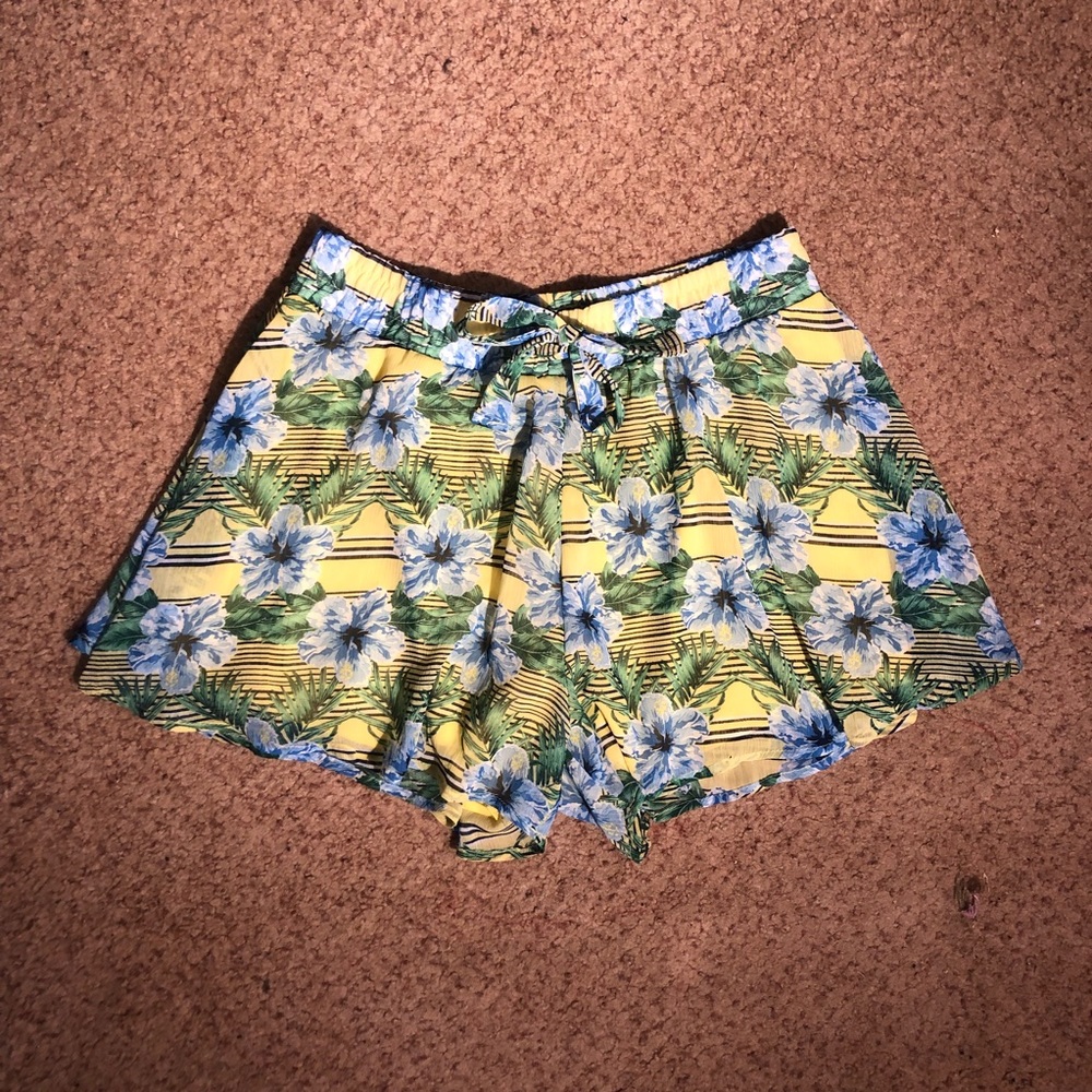 Floral soft shorts💚💛💙